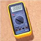 32檔量程;自動關(guān)機,顯 示 器：30 X 60mm LCD，最大顯示值19999,直流電壓;交流電壓;直流電流;交流電流;電阻;電容,頻率測試帶蜂鳴器通斷測試;二極管測試;晶體管hFE測試. 
