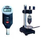 邵氏D一體化數(shù)顯式硬度測量儀器，該硬度計(jì)集測量裝置和數(shù)據(jù)處理于一體，具有結(jié)構(gòu)緊湊、測值準(zhǔn)確、攜帶方便、造型美觀、重量輕和易于操作等優(yōu)點(diǎn)。它主要用來測定硬塑料和硬橡膠的硬度，特別適合于現(xiàn)場對橡膠和塑料成品的硬度測量。 