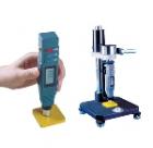 橡膠A型硬度計(jì)能快速準(zhǔn)確地進(jìn)行塑料、軟橡膠、合成橡膠、打印膠輥的測量。在化工及橡膠業(yè)有著廣泛的應(yīng)用。主要特點(diǎn)：
造型美觀，攜帶方便，能與計(jì)算機(jī)通訊。測量范圍：0～100HA；
測量誤差：在20～90HA內(nèi)，HA≤±1度
