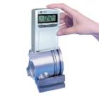 TR110袖珍式表面粗糙度儀具有測量精度高、測量范圍寬、操作簡便、便于攜帶、工作穩(wěn)定等特點，可以廣泛應(yīng)用于各種金屬與非金屬加工表面的檢測，該儀器是傳感器主機一體化的袖珍式儀器，具有手持式特點，更適宜在生產(chǎn)現(xiàn)場使用。