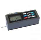 可測量多種機加工零件的表面粗糙度，根據(jù)選定的測量條件計算相應(yīng)的參數(shù)，在液晶顯示器上清晰地顯示出來。多參數(shù)測量：Ra、Rz、Rq、Rt;高精度電感傳感器;RC、PC- RC、GAUSS、D-P四種濾波方式.
