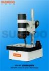  SVM-208視頻數(shù)碼顯微鏡是針對現(xiàn)代制造業(yè)的需要，為產(chǎn)品質(zhì)量檢測而研發(fā)。運(yùn)用消雜光大景深技術(shù)，并采用優(yōu)質(zhì)CCD，能高清晰度成像。有上下兩種光源，可在各種作業(yè)環(huán)境下工作。解析度：0.5 Micron,精度：2微米(80x)5微米(50x)10 微米(15x),連續(xù)變倍：10x-45x/20x-80x
 
 
 
