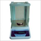 JA-2003 電子精密天平,新一代電磁式稱量傳感器，使產(chǎn)品的精度有了可靠保障。具有全自動故障檢測，自動校準(zhǔn)，超載保護(hù)等多種應(yīng)用程序。電源變壓器外置，減少溫度對天平稱量的影響.內(nèi)置RS232C接口，可直接連接計算機(jī)，打印機(jī)等。稱量范圍:0-200g.可讀性:1mg.稱盤尺寸:ф80mm
