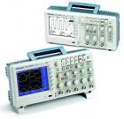 數字存儲示波器 TDS2002B 顯示： 彩色LCD ，帶寬：60 MHz；通道數量：2  ；每通道取樣速度：1.0Gs/s；記錄長度：2.5 K 點。通過前面板USB 端口支持可移動數據存儲設備