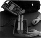 E4171 電纜故障模擬儀  用來訓(xùn)練使用者發(fā)現(xiàn)故障的技能。儀器可模擬最常見的網(wǎng)絡(luò)通路故障，如：短路，開路，接地和電池故障等。儀器可以用來連接萬用表，電阻電橋，時(shí)域反射計(jì)和雙標(biāo)識(shí)計(jì)等。