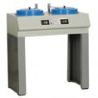  PG-2C型金相試樣拋光機是對PG-2金相試樣拋光機的不完善處進(jìn)行針對性的設(shè)計改進(jìn),增加了在拋光時作稀釋冷卻用的供水系統(tǒng)和易清污的抽屜式積污匣，拋盤直徑：220mm.轉(zhuǎn)速：900r/min，1400r/min（定制）.電動機：YS7116 0.2kW 380V（220V 定制） 50Hz