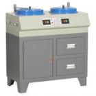 PG-2D型金相試樣拋光機是在PG-2C金相試樣拋光機的基礎(chǔ)上作進(jìn)一步的設(shè)計改進(jìn),由原立式結(jié)構(gòu)設(shè)計成柜式結(jié)構(gòu)，二個拋光盤的轉(zhuǎn)速也由原一種轉(zhuǎn)速分別設(shè)計成700轉(zhuǎn)/分和900轉(zhuǎn)/分二個不同轉(zhuǎn)速.拋盤直徑：220mm
