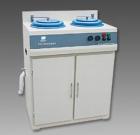  P-2G金相試樣拋光機(jī)是在P-2T金相試樣拋光機(jī)的基礎(chǔ)上作進(jìn)一步的設(shè)計(jì)改進(jìn)，由原立式結(jié)構(gòu)設(shè)計(jì)成柜式結(jié)構(gòu). 拋盤直徑：200mm.轉(zhuǎn)速：1400r/min或900r/min(定制).電壓：380V,50Hz或220V,50Hz(定制),外形尺寸：900x560x1010mm

