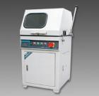 LSQ-100立式試樣切割機(jī)用于切割各種金屬、非金屬材料的樣,以便觀察材料金相、巖相組織。主軸轉(zhuǎn)速：2800轉(zhuǎn)/分鐘．砂輪片規(guī)格：350×2×32mm．最大切割直徑：100mm 
