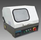 SQ-80 手動(dòng)試樣切割機(jī)用于切割各種金屬、非金屬材料的試樣，以便觀察材料金相、巖相組織。主軸轉(zhuǎn)速：2800轉(zhuǎn)/分鐘．砂輪片規(guī)格：250×2×32mm．最大切割直徑：80mm 
