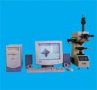 HVT-1000型圖像處理顯微維氏硬度計(jì) 是一種機(jī)、光、電、算一體化的高新技術(shù)產(chǎn)品，特別適合金屬薄小試件、脆性材料的顯微硬度檢測(cè)?！y(cè)量范圍：5-2000HV，　測(cè)量系統(tǒng)放大倍數(shù)：500倍，125倍 測(cè)量精度：+(-)0.2微米


　　
  