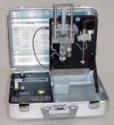 便攜式1140型航空油料水分離指數(shù)儀;基于產(chǎn)品質(zhì)量控制的目的，需要根據(jù)所測(cè)定的表面活性劑的多少來(lái)確定燃油的水分離特性;1140型便攜式航空油料水分離指數(shù)儀是一臺(tái)用于上述兩種檢測(cè)的測(cè)試儀器，也可以用來(lái)評(píng)估過(guò)濾分離器和白土處理環(huán)境的效率。