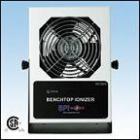 94021 　零伏臺式離子風(fēng)機 不銹鋼外殼 100級潔凈室專用單人臺式機 適用與手機等小型電子設(shè)備的安裝生產(chǎn)線 中和靜電速度快, 功能齊全 可平放在桌面上, 也可倒掛或側(cè)掛在墻壁上 正負(fù)離子失衡報警裝置 風(fēng)量最高達(dá)到250CFM