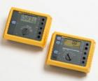 Fluke 1623 GEO 接地電阻測(cè)試儀 單鍵測(cè)量 3極和4極法接地電阻測(cè)量 2極法測(cè)量交流電阻  選擇法測(cè)試，無(wú)需斷開(kāi)接地連接（1支電流鉗） 無(wú)輔助極法，快速測(cè)試接地環(huán)路（2支電流鉗） 128 Hz的測(cè)量頻率 