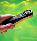 Fluke CO-220 一氧化碳表采用了最新一代的電子化學(xué)傳感器，無(wú)需使用抽吸泵即可快速地檢測(cè)周?chē)h(huán)境一氧化碳濃度的變化?？稍诖蟮腖CD顯示屏上顯示 0 至 1000 ppm的一氧化碳濃度 ,最大值保持功能,啟動(dòng)時(shí)傳感器自動(dòng)歸零和自檢序列。