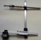 開口度及中心偏差測量儀主要用來測量工作輥裝配面與支承輥裝配面的中心線偏差，并能實際測量出工作輥裝配面開口度及支撐輥裝配面開口度。工作高度0-500mm，工作輥面開口度測量范圍400-350mm,支撐輥面開口度測量范圍620-590mm，測量精度0.02mm。