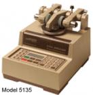 Taber 5135 & 5155 研磨儀是一種行業(yè)標準，用于陶瓷、塑料、紡織、金屬、皮革、橡膠和著色、著漆、電鍍表面等的磨損和耐用性測試。采用Taber 研磨儀進行加速磨損測試,平臺旋轉速度60或72 圈每分鐘