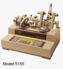 Taber 5135 & 5155 研磨儀是一種行業(yè)標準，用于陶瓷、塑料、紡織、金屬、皮革、橡膠和著色、著漆、電鍍表面等的磨損和耐用性測試。采用Taber 研磨儀進行加速磨損測試,平臺旋轉速度60或72 圈每分鐘