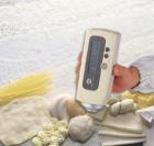 使用白度指數(shù)(CIE或亨特爾)指示食品和原材料的白度。測(cè)量口徑為8mm。測(cè)量、數(shù)據(jù)處理、顯示的三個(gè)部位一體化設(shè)計(jì)。小型輕便的手提式設(shè)計(jì)?？梢詼y(cè)量粉體或粘稠狀物體。

