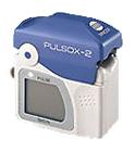 只需將手指插入指架，監(jiān)測器便自動開啟，可立即開始測量。 

大屏幕顯示，清晰明了

大屏幕LCD確保文字與測量值顯示清晰明了。此外，在黑暗環(huán)境中會自動點亮背光。 

高度便攜性

PULSOX-2外形小巧，僅重70g，攜帶非常方便；此外，頸帶設(shè)計更添靈活性和易用性。 

堅固耐用

此儀器的設(shè)計堅固耐用，可承受碰撞和擊打。因此非常適合家庭使用。 

性能可靠，深受好評

PULSOX-2繼承了PULSOX系列深受好評的設(shè)計和性能，這兩方面在該系列多年來累積的經(jīng)驗中日趨完善。 

電池壽命長

采用高效節(jié)能設(shè)計，兩節(jié)AAA電池即可支持連續(xù)使用80小時。
