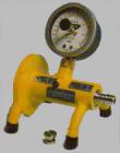 Elcometer1970 PFCV--便攜式工地校準(zhǔn)檢定裝置是用來(lái)確認(rèn)所使用的附著力測(cè)量?jī)x校準(zhǔn)的一種理想工具，可用于Elcometer PATTM、Elcometer 106、Elcometer 108等型號(hào)的附著力測(cè)量?jī)x。將合適的拉棒與校準(zhǔn)證裝置相連，拉動(dòng)附著力測(cè)量?jī)x，比較測(cè)量?jī)x與校準(zhǔn)證裝置上的讀數(shù)。


