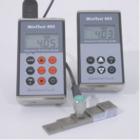 MINITEST 403/405系列 超聲波測厚儀，用于精確測量鋼鐵和其它金屬、玻璃、陶瓷、均質(zhì)塑料等材料的壁厚。儀器小巧、堅固耐用。測量無損、快速、準確?？梢詼y量平面和曲面。 