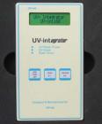 UV-int160增強(qiáng)型UV能量計，儀器適用： 測量UV紫外光強(qiáng)度，能量，溫度，波長范圍：UV 315 - 410 nm MAX:365nm，輸入功率：0 -- 5,000 mW/，測量范圍：0 -- 2,000 mW/cm2，顯示范圍：0 -- 36,000 mJ/cm2，能量顯示： 2×16位LCD液晶，測量精度：± 5 % ，測量溫度：0--115°C 

