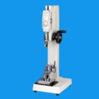 目 的：
ABQ拉力鈕扣測(cè)試儀，可配置NK、HF推拉力計(jì)和專用夾具，專用于測(cè)量鈕扣的扣合力或脫離衣物破壞力。檢測(cè)鈕扣、按鈕等固定強(qiáng)度是很重要的一項(xiàng)標(biāo)準(zhǔn)，尤其是在嬰兒和兒童服裝設(shè)計(jì)及制造中最為重要。在鈕扣固定裝飾件上使用一定力的測(cè)量需要通過(guò)力度儀器來(lái)記錄。
