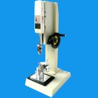 目 的：
ABQ拉力鈕扣測(cè)試儀，可配置NK、HF推拉力計(jì)和專用夾具，專用于測(cè)量鈕扣的扣合力或脫離衣物破壞力。檢測(cè)鈕扣、按鈕等固定強(qiáng)度是很重要的一項(xiàng)標(biāo)準(zhǔn)，尤其是在嬰兒和兒童服裝設(shè)計(jì)及制造中最為重要。在鈕扣固定裝飾件上使用一定力的測(cè)量需要通過(guò)力度儀器來(lái)記錄。
