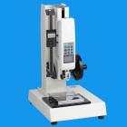 說(shuō)明： 
ASC型手動(dòng)立式側(cè)搖測(cè)試臺(tái)專為HF系列和NK系列推拉力計(jì)配備，可組合成不同用途的試驗(yàn)機(jī)臺(tái)，適用各種插拔力、按壓力、破壞試驗(yàn)等測(cè)試。在顯示力值的同時(shí)，還可以加裝數(shù)顯標(biāo)尺，顯示其位移量，對(duì)不同工件進(jìn)行相同位移量下的對(duì)比測(cè)試。
