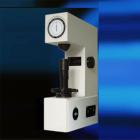 儀器簡介：
XHR-150型塑料洛氏硬度計采用自動加卸試驗力機構(gòu)，裝有可調(diào)總試驗力保持時間的電位器，試驗力變換由變荷手輪的旋轉(zhuǎn)而獲得，所以操作簡便迅速，除度盤對零外，沒有人為的操作誤差，具有很高的靈敏度，穩(wěn)定性。
適用于工廠車間和實驗室。
