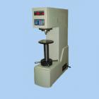 儀器簡介：
硬度是材料機械性能的重要指標(biāo)之一，而硬度試驗則是判斷金屬材料或產(chǎn)品零件質(zhì)量的重要手段。所謂硬度，就是指材料在一定條件下，抵抗另一本身不發(fā)生殘余變形物體壓力的能力。抵抗的能力越大，硬度越高，反之則硬度低。
布氏硬度試驗主要用于鑄鐵、鋼材、有色金屬等材料的硬度測定，此外還可以用于硬質(zhì)
的塑料、電木等某些非金屬材料硬度的測定。適用于工廠、車間、試驗室、大專院校和科研機構(gòu)。
