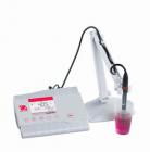 獨(dú)特的應(yīng)用特點(diǎn)：
1.友好的操作界面
方便讀取的背光液晶顯示屏，豐富的測定信息顯示、以及形象的電極狀態(tài)提示圖案，都讓pH計(jì)的操作和設(shè)置變得更為簡單，使您的測量更加得心應(yīng)手。
