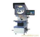 用途特點

±    采用工作臺升降調(diào)焦，使操作比較方便?？蛇xZ系列正像型，影像與工件同向，正立直觀。
±    光學系統(tǒng)質(zhì)量優(yōu)良，物鏡成像清晰，放大倍率準確，在透射光照明下，輪廓測量誤差小于0.08%。
±    投影屏旋轉(zhuǎn)機構(gòu)裝有角位移光電傳感器，顯示分辨率達1′或0.01°可作任意角度的快速測量，誤差在5′之內(nèi)。
±    數(shù)字顯示系統(tǒng)具有多種顯示功能，可進行公/英制轉(zhuǎn)換；相對/絕對坐標轉(zhuǎn)換；角度的60進制與100進制轉(zhuǎn)換以及坐標值的二等分。

