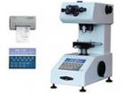 儀器免除了查表的麻煩，將測(cè)微目鏡測(cè)得的對(duì)角線長度輸入程序，即直接在LCD顯示屏顯示硬度值，并由內(nèi)置打印機(jī)打印測(cè)量數(shù)據(jù)：最大值，最小值，分散度，平均值和均方差等。 

