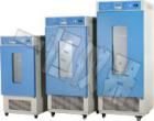 1、 采用鏡面不銹鋼內(nèi)膽，四角半圓弧設(shè)計(jì)，易清潔，箱內(nèi)擱板間距可調(diào)。

2、 微電腦溫度控制器，控溫精確可靠。

3、 循環(huán)風(fēng)扇速度自動(dòng)控制，避免了試驗(yàn)過(guò)程中由于速度過(guò)快而導(dǎo)致樣品的揮發(fā)。  

4、 設(shè)有獨(dú)立限溫報(bào)警系統(tǒng)，超過(guò)限制溫度即自動(dòng)中斷，保證實(shí)驗(yàn)安全運(yùn)行，不發(fā)生意外。（選配）

5、 具有打印機(jī)或RS485接口，可連接打印機(jī)和計(jì)算機(jī)，能記錄溫度參數(shù)的變化狀況。（選配）

6、國(guó)際品牌壓縮機(jī)，采用環(huán)保制冷劑（R134a），高效率、低耗能、促進(jìn)節(jié)能。（型號(hào)中帶“F”具備此功能）
