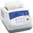 產(chǎn)品特點(diǎn)：

●液晶顯示屏，菜單式操作界面，多組數(shù)據(jù)一屏顯示，操作簡(jiǎn)單。

●具有斷電恢復(fù)功能，當(dāng)外電源斷電又重新來電時(shí)，設(shè)備可按原設(shè)定程序自動(dòng)恢復(fù)運(yùn)行。

●微處理器控制，溫控線性好、振蕩轉(zhuǎn)速準(zhǔn)確、波動(dòng)小。

●設(shè)有定時(shí)功能，0～100小時(shí)范圍內(nèi)任意設(shè)定培養(yǎng)時(shí)間，顯示屏顯示剩余時(shí)間，定時(shí)終點(diǎn)發(fā)出聲音報(bào)警訊號(hào)。

●多種標(biāo)準(zhǔn)樣品模板可供選擇，更換方便。也可根據(jù)用戶要求定做模塊。

●短振蕩點(diǎn)動(dòng)功能。

●直流無刷電機(jī)驅(qū)動(dòng)、長(zhǎng)壽命、免保養(yǎng)。

