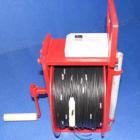 便攜式水位計是根據(jù)水利、礦山系統(tǒng)的實際需要研制開發(fā)的一種自動排線水位測量裝置。該儀器提高了測量精度，具有更高的靈活性和方便性。儀器適用于地質(zhì)、礦山、水文等部門的水文觀測孔、地質(zhì)鉆孔、水井、水庫大壩及江河等地下水的直接測量，也可作為大量程電子尺用于土地丈量、觀測線布置等進行距離測量的場合。