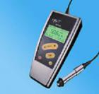 主要特點(diǎn)

u采用了磁性和渦流兩種測(cè)厚方法，既可測(cè)量磁性金屬基體上非磁性覆蓋層的厚度又可測(cè)量非磁性金屬基體上非導(dǎo)電覆蓋層的厚；

u具有兩種測(cè)量方式：連續(xù)測(cè)量方式（CONTINUE）和單次測(cè)量方式（SINGLE）;

u具有兩種工作方式：直接方式（DIRECT）和成組方式（App1）；

u設(shè)有五個(gè)統(tǒng)計(jì)量：平均值（MEAN）、最大值（MAX）、最小值（MIN）、測(cè)試次數(shù)（NO.）、標(biāo)準(zhǔn)偏差（S.DEV）；

u可采用兩種方法對(duì)其進(jìn)行校準(zhǔn),并可用基本校準(zhǔn)法對(duì)測(cè)頭的系統(tǒng)誤差進(jìn)行修正;

u具有存貯功能：可存貯500個(gè)測(cè)量值；

u具有刪除功能：對(duì)測(cè)量中出現(xiàn)的單個(gè)可疑數(shù)據(jù)進(jìn)行刪除，可也刪除存貯區(qū)內(nèi)的所有數(shù)據(jù)，以便進(jìn)行新的測(cè)量；

u可設(shè)置限界：對(duì)限界外的測(cè)量值能自動(dòng)報(bào)警；并可用直方圖對(duì)一批測(cè)量值進(jìn)行分析；

u具有打印功能：可打印測(cè)量值、統(tǒng)計(jì)值、限界、直方圖；

u具有與PC機(jī)通訊的同能：可將測(cè)量值、統(tǒng)計(jì)值傳輸至PC機(jī)，以便對(duì)數(shù)據(jù)進(jìn)行進(jìn)一步處理；

u具有電源欠壓指示功能；

u操作工程有蜂鳴聲提示；

u具有錯(cuò)誤提示功能，通過屏顯或蜂鳴聲進(jìn)行錯(cuò)誤提示；

u設(shè)有兩種關(guān)機(jī)方式：手動(dòng)關(guān)機(jī)方式和自動(dòng)關(guān)機(jī)方式；