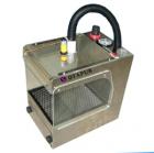 歐特普OTAPUR OT6093除塵箱工作原理： 將物體（電路板，手機殼等）送入工作區(qū)，在光電開關(guān)的感應下，高壓氣流將離子發(fā)生裝置所產(chǎn)生的大量正負離子迅速吹向物體表面，中和物體表面所積累的靜電電荷，同時，高速氣流將靜電吸收的塵粒吹除，并通過洞板落下其下方的負壓集塵區(qū)中，將被清潔的物體取出放入專用的物料盤中即可，定時用吸塵器吸走塵粒。