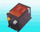斯萊德SL-009高壓電源供應(yīng)器電壓為7.0KV，可提供2組高壓電源輸出供離子鋁棒、離子風(fēng)鋁棒、離子風(fēng)簾等使用，可方便的根據(jù)標(biāo)識和安裝說明進行連接靜電消除器，斯萊德高壓電源供應(yīng)器具有短路保護功能，安全、方便。 